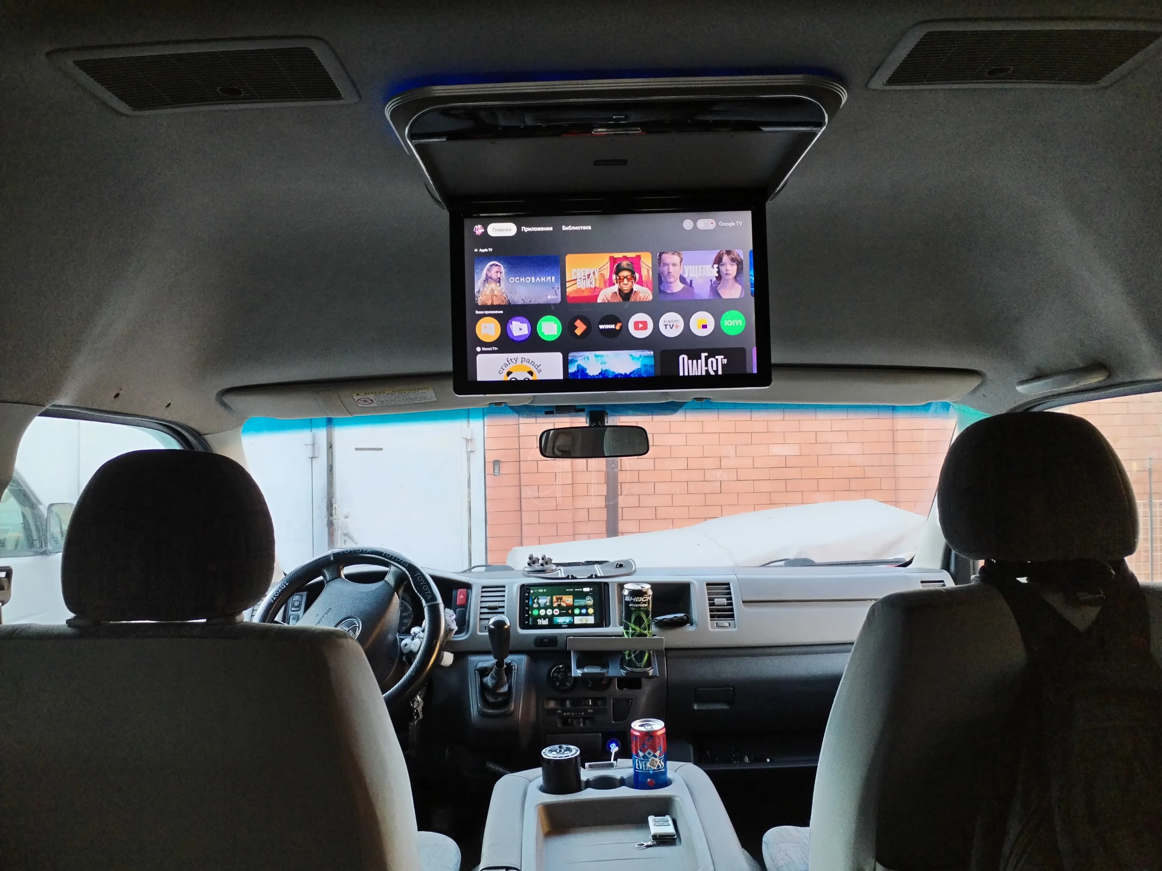 Микроавтобус Toyota Hiace компании Туртрансфер на фоне гор Кавказа
