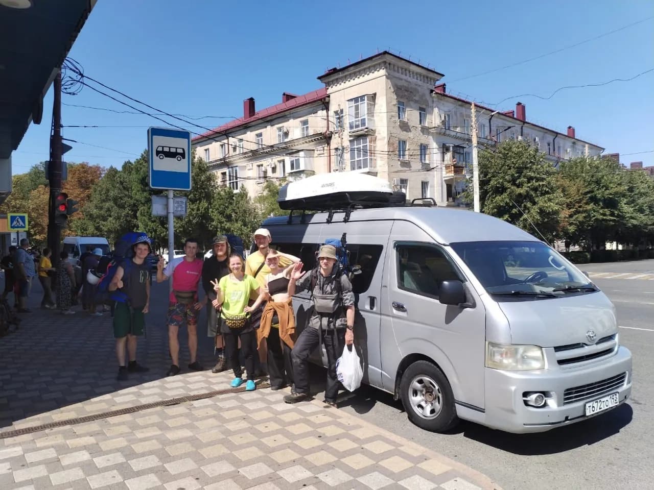 Группа туристов на фоне гор Кавказа