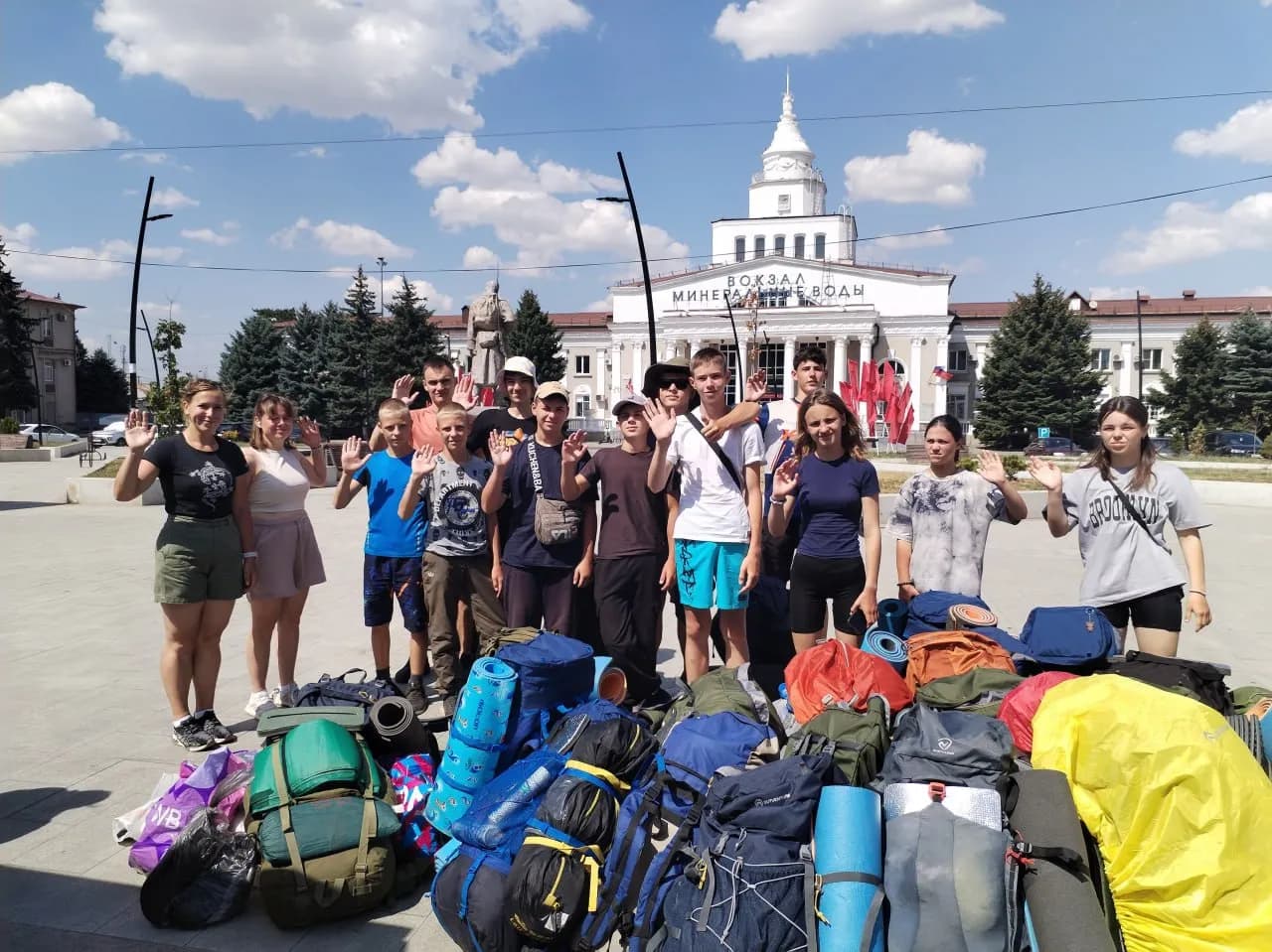 Довольные путешественники у микроавтобуса на маршруте