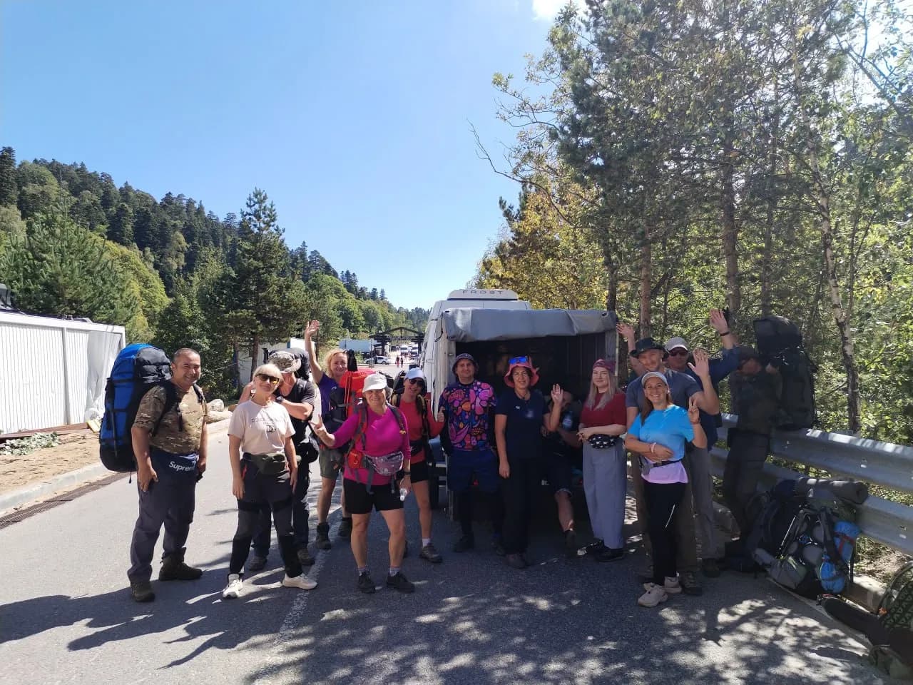 Довольные путешественники у микроавтобуса на маршруте