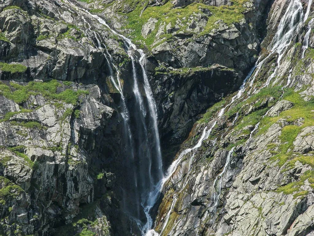 Мидаграбинский водопад в горах Северной Осетии