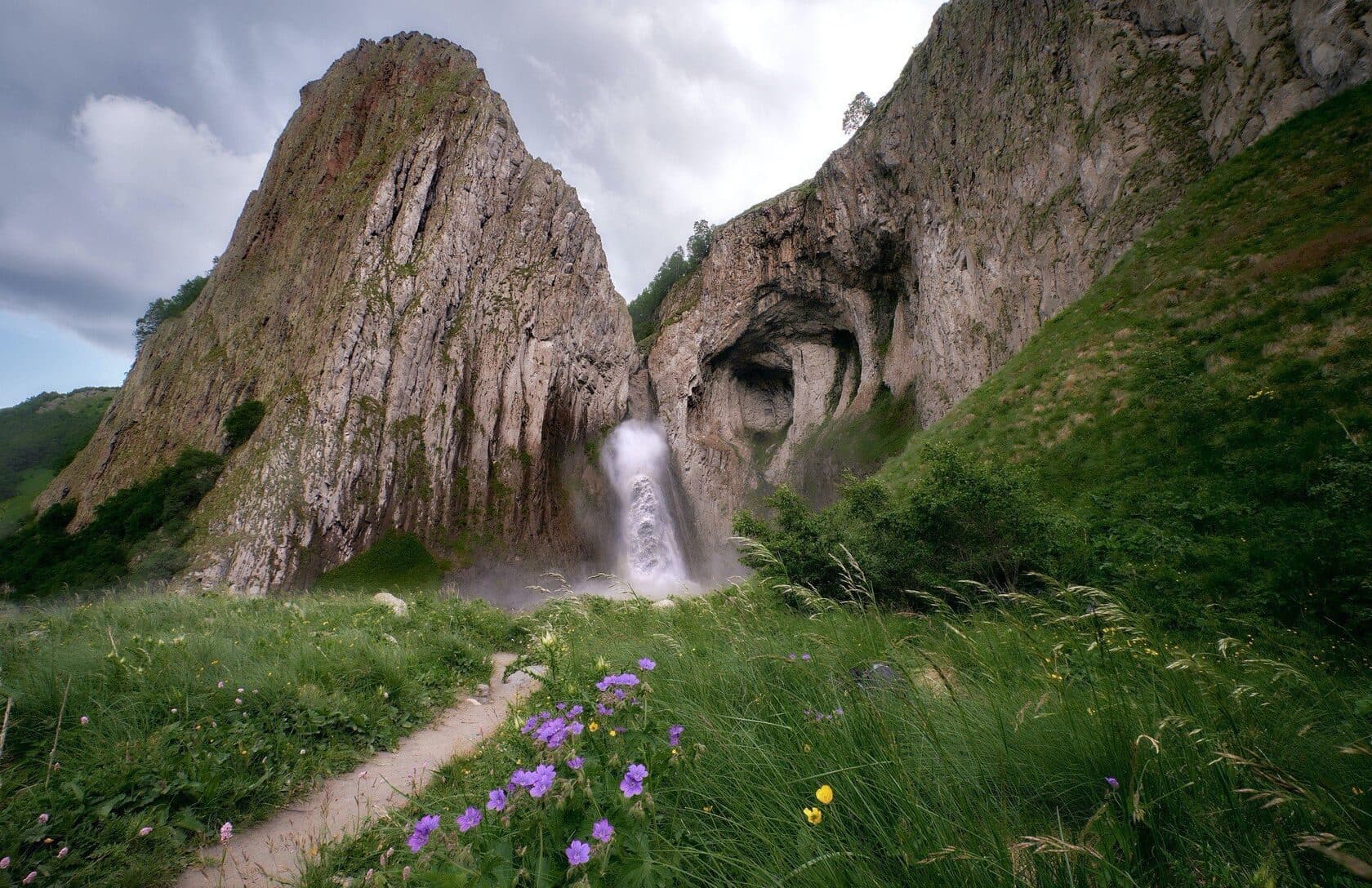 Горный пейзаж Кавказа с водопадом