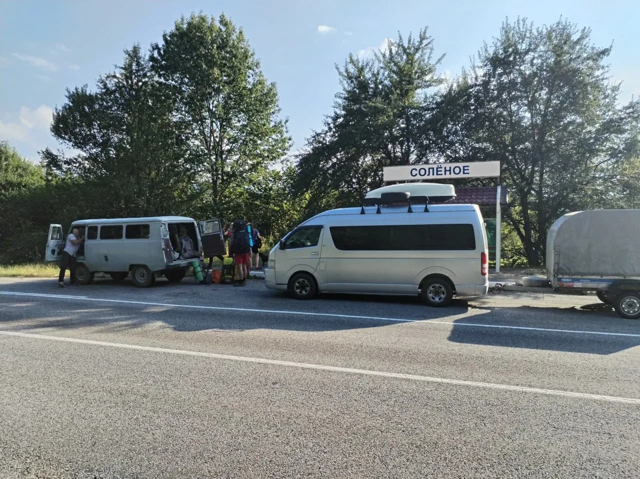 Пересадка туристов на УАЗ «Буханку» для заброски в горы Кавказа