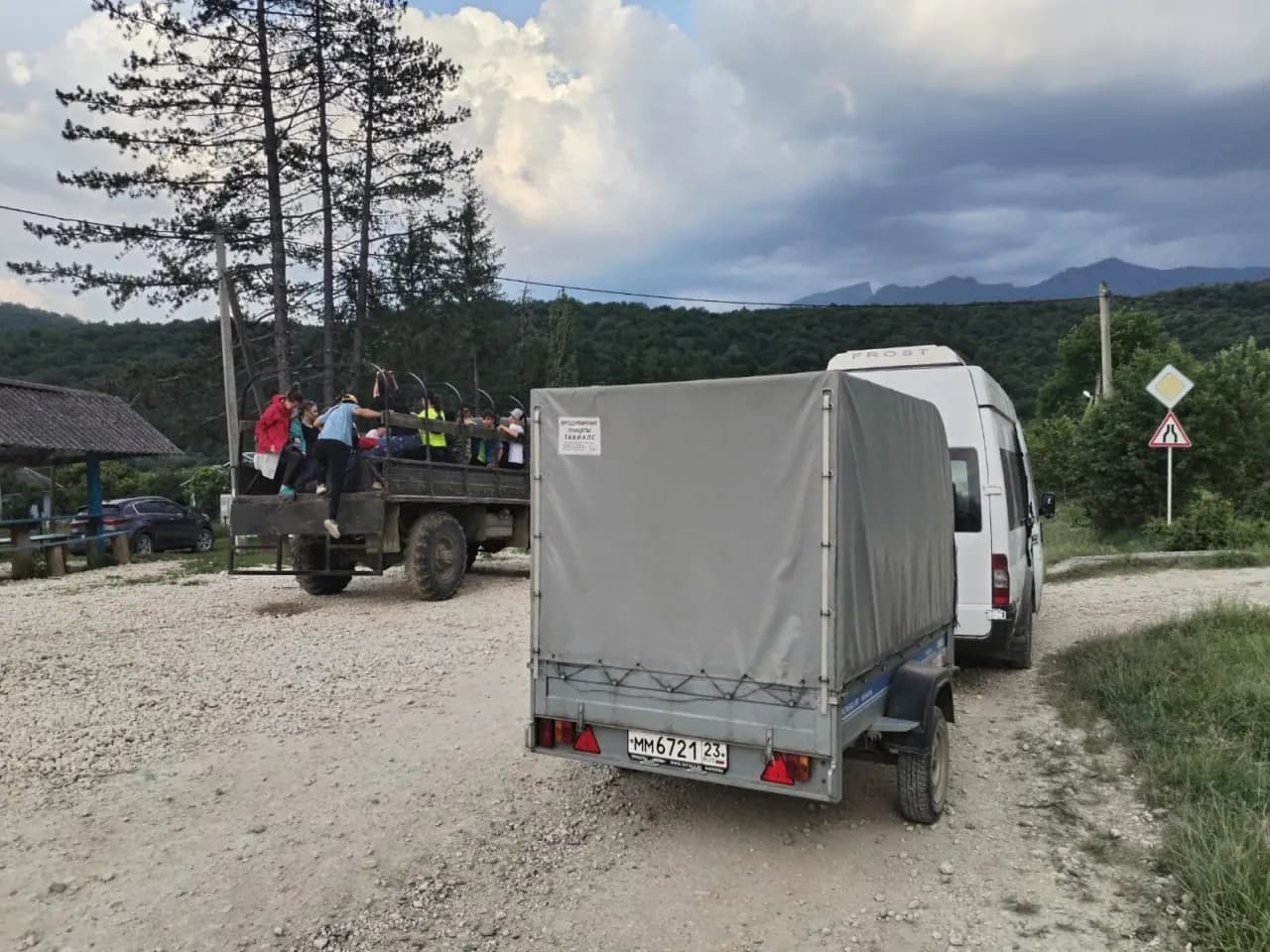 Пересадка группы из микроавтобуса в ГАЗ-66 у начала маршрута